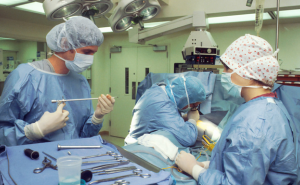 Doação de 17 mil batas e fardas protetoras: Mota-Engil junta-se no combate ao Covid-19