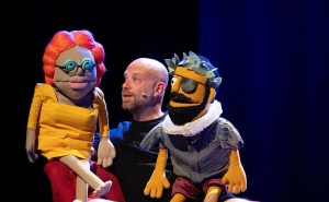 «A Grande Fantochada» de Hugo van der Ding chega a Portimão com humor, marionetas e um toy piano