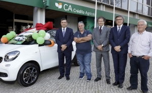 Concurso Publicitário do «Dia do CA» | Crédito Agrícola oferece carro a cliente do Algarve