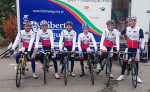 Equipa unida em torno de Rui Costa