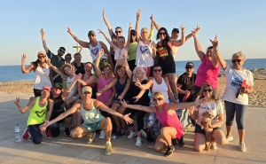 Energia, Ritmo e Pôr do Sol: Aula Aberta de Zumba Sunset com Bela Pereira encanta Quarteira