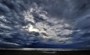 Início da semana com vento forte e chuva em Portugal continental