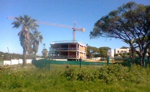 EDIFÍCIO ILEGAL NA QUINTA DO LAGO DEMOLIDO