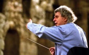 Compositor grego Mikis Theodorakis morreu hoje aos 96 anos