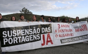 Meia centena de veículos protestam contra portagens na A22 na ponte sobre Guadiana