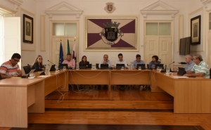 PRESIDENTE DA CÂMARA MUNICIPAL DE LOULÉ DISTRIBUI PELOUROS