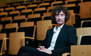 DANIEL JONAS VENCE GRANDE PRÉMIO DE CRÓNICA E DISPERSOS LITERÁRIOS APE/CÂMARA MUNICIPAL DE LOULÉ