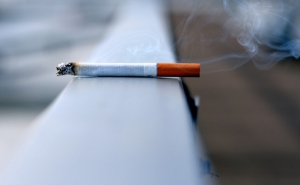 Atirar beatas de cigarros para o chão custa a partir de hoje entre 25 e 250 euros de multa