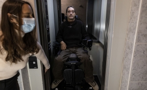 No elevador da inclusão, portadores de deficiência precisam de ajuda para ascender