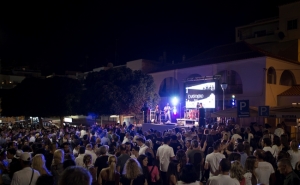 Mais de 30.000 pessoas participam na Noite Black & White, em Carvoeiro 