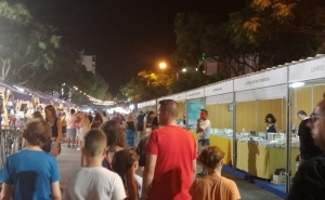 LIVROS E ARTESANATO NA FEIRA DE VERÃO DE QUARTEIRA