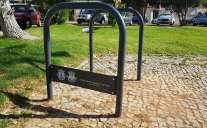 UNIÃO DAS FREGUESIAS DE FARO IMPLEMENTA NA CIDADE SUPORTES PARA ESTACIONAMENTO DE BICICLETAS E LANÇA AÇÃO DE SENSIBILIZAÇÃO