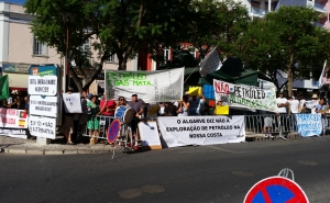 Manifestação aguarda chegada de Marcelo Rebelo de Sousa ao CineTeatro Louletano