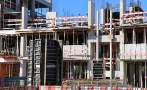 Casas novas construídas em máximos – e fogos licenciados disparam