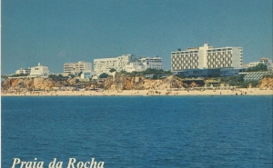 Exposição «Sol, Sardinhas e Sombreiros» marca verão em Portimão ao revisitar a história do turismo com uma abordagem inovadora 