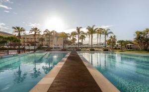 Piscina só para adultos é novidade no Domes Lake Algarve