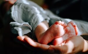 Licença parental alargada para 12 meses pagos a 100% no Parlamento em maio