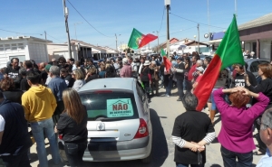 Mais de cem veículos em marcha lenta na EN125 contra demolições na Ria Formosa