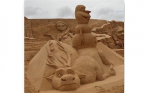 Personagens de Frozen vencem concurso de areia