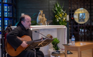Reflexão com canto evidenciou que Santa Teresinha prova que a santidade está ao alcance de qualquer pessoa