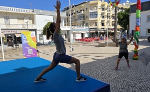 Ginástica Sénior revitaliza manhã em Quarteira com Aula Aberta por Marisa Fidalgo