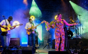 NO ARQUIPÉLAGO DE MÚSICAS, PALCOS E RUAS DE CABO VERDE, EM LOULÉ