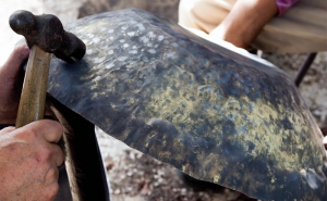 «LOULÉ CRIATIVO» PROMOVE CURSO DE CALDEIREIRO ARTESANAL PARA REATIVAR UMA ATIVIDADE EXTINTA