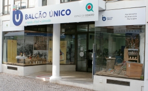 Secretários de Estado da Modernização Administrativa e da Justiça visitam Balcão Único Municipal de Portimão