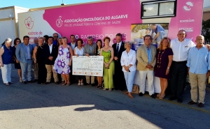 ENTREGA DE CHEQUE PARA UNIDADE MÓVEL DE RASTREIO DE CANCRO DA MAMA