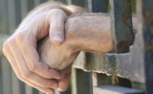 Homem condenado a 19 anos de prisão por 80 crimes de violação