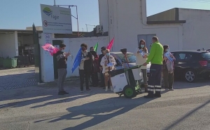 Candidatos e activistas da CDU em contacto com os trabalhadores da FAGAR em Faro