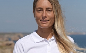CAMPEÃ DAS ONDAS, JOANA SCHENKER, DÁ LIÇÃO PELOS OCEANOS