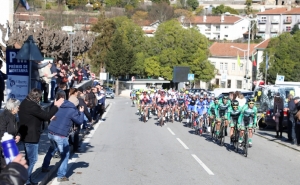 Pelotão profissional regressa à estrada