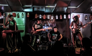 BANDA BOLIVIANA TRAZ RITMOS DO FOLCLORE LATINO E ROCK A LOULÉ E QUARTEIRA