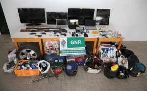 GNR de Faro efetua onze detenções em buscas a residências por roubos e furtos a idosos