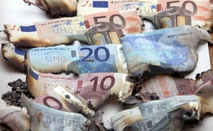 Sabias que por ano pagas 258 euros para usar dinheiro?