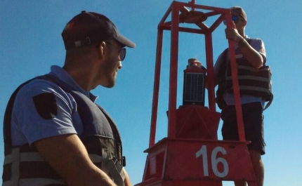 Faroleiros efetuam manutenção de boias de navegação na Ria Formosa