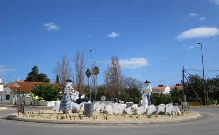«Lavadeiras da Fonte Santa» dão nova vida a rotunda em Quarteira