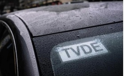 Meia centena de motoristas TVDE em protesto por taxa fixa de serviço e mais fiscalização