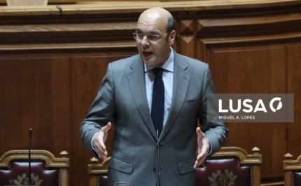 Covid-19: Aulas presenciais para 11.º e 12.º anos e reabertura de creches em 18 de maio