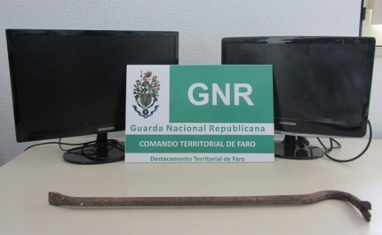 Homem detido em flagrante delito por furto a residência em Sta. Bárbara de Nexe   