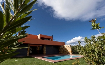 Demolir casas de luxo para construir de novo vira moda no Algarve