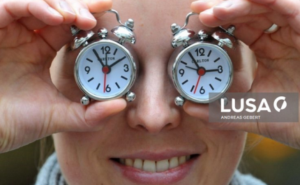 Relógios adiantam uma hora na madrugada de domingo