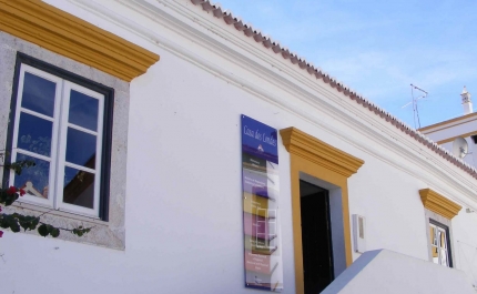 Casa dos Condes recebe exposição de pintura de Rogério Neves