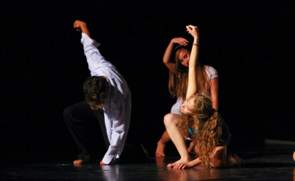 Crianças aprendem a dançar na Casa das Artes