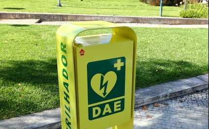 PROGRAMA DE DESFIBRILHAÇÃO AUTOMÁTICA EXTERNA SALVA JOVEM IRLANDÊS NA OURA  