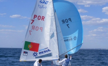 Portugueses seguem no ‘top 15’ do Europeu de vela de 470 em Vilamoura
