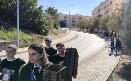 Mais de uma centena de estudantes entregaram baldes à população para a separação de restos de comida 