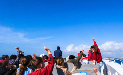 MAIS DE 300 CRIANÇAS DE ALBUFEIRA EMBARCAM NUMA «VIAGEM AO REINO AZUL»