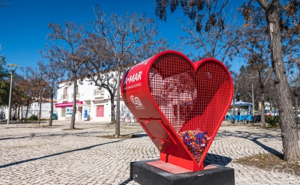 Município de Castro Marim instala corações para depositar tampinhas solidárias